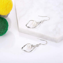 Load image into Gallery viewer, Pearl Drop Twist Drop Earring